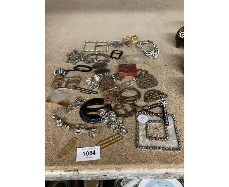 A QUANTITY OF VINTAGE BELT BUCKLES AND BROOCHES 