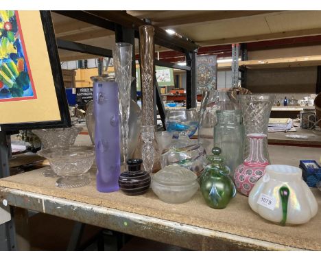 A GOOD COLLECTION OF ART GLASS TO INCLUDE CAITHNESS, GLASS OVERLAY VASE, OPALESCENT VASES, ETC - APPROX 20 PIECES IN TOTAL 