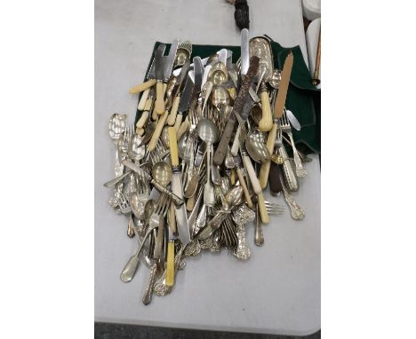 A LARGE QUANTITY OF VINTAGE FLATWARE 