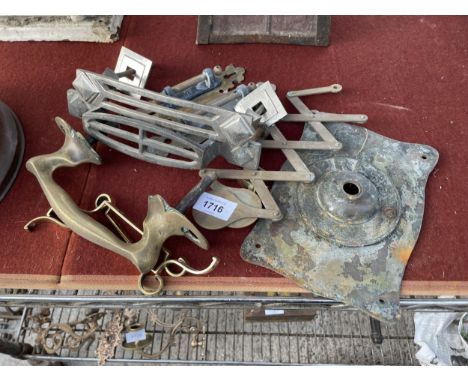 AN ASSORTMENT OF VINTAGE ITEMS TO INCLUDE DOOR HANDLES ETC 
