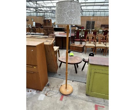 A RETRO HARDWOOD STANDARD LAMP ON TURNED COLUMN COMPLETE WITH SHADE 