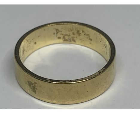 AN 18 CARAT GOLD WEDDING BAND GROSS WEIGHT 4.13 GRAMS SIZE K/L 