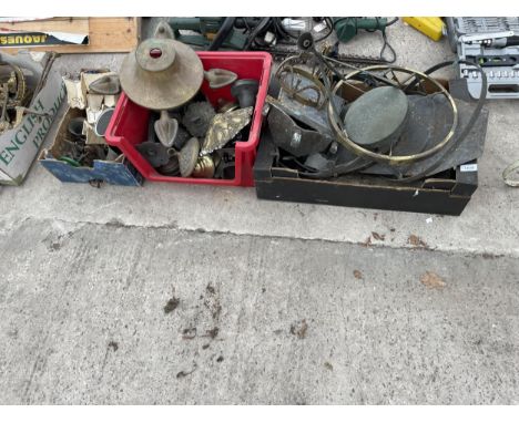 AN ASSORTMENT OF VINTAGE LIGHT AND LAMP SPARES TO INCLUDE SHADES, BRACKETS AND STANDS ETC 