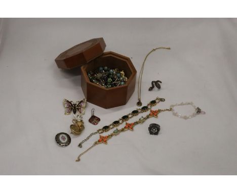 A QUANTITY OF VINTAGE AND MODERN COSTUME JEWELLERY TO INCLUDE BRACELETS, CHAINS, BROOCHES, RINGS, ETC IN A WOODEN BOX 