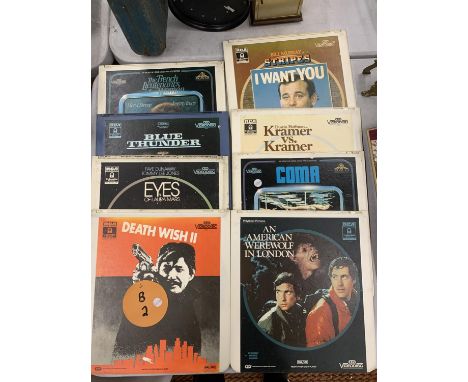 A COLLECTION OF VINTAGE VIDEO DISCS TO INCLUDE AN AMERICAN WEREWOLF IN LONDON, KRAMER VS KRAMER, BLUE THUNDER, DEATH WISH II,