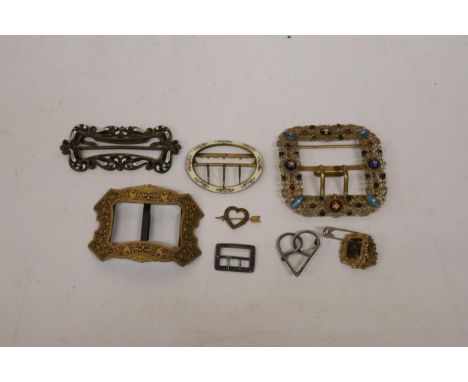 A COLLECTION OF VINTAGE METAL AND ENAMEL BELT BUCKLES 