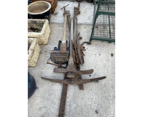 AN ASSORTMENT OF VINTAGE TOOLS TO INCLUDE SASH CLAMPS, A WODEN VICE AND PICK AXES ETC 