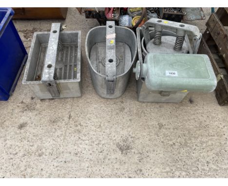 AN ASSORTMENT OF VINTAGE ALUMINIUM ITEMS TO INCLUDE PRESSES AND A WATER TANK ETC 