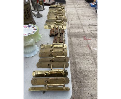 A LARGE QUANTITY OF GOOD QUALITY VINTAGE BRASS DOOR HANDLES AND LOCKS 