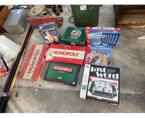AN ASSORTMENT OF VINTAGE AND RETRO BOARD GAMES 