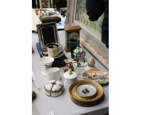 A MIXED LOT TO INCLUDE A CIRCA 1825 RIDGWAY CUP AND SAUCER, A MANTLE CLOCK, PHOTO FRAME, COALPORT COTTAGE AND TRINKET BOX, PO