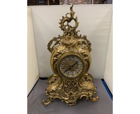 AN ORNATE GILT MANTLE CLOCK WITH ROMAN NUMERALS 