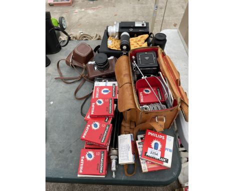 AN ASSORTMENT OF VINTAGE AND RETRO CAMERA EQUIPMENT TO INCLUDE AN EDIXA PRISMAT CAMERA, A ROLLEICORD CAMERA AND BULBS ETC 