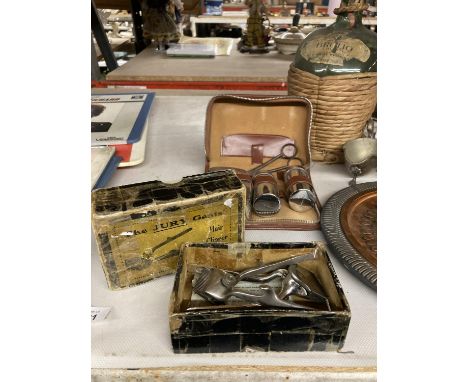 A SMALL GENTLEMAN'S GROOMING SET AND A VINTAGE BOXED 'JURY, GENT'S HAIR CLIPPERS' 