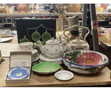 VARIOUS CERAMICS TO INCLUDE WEDGWOOD, CARLTON WARE, A RETRO METAL STAND WITH CUPS AND SAUCERS ETC 