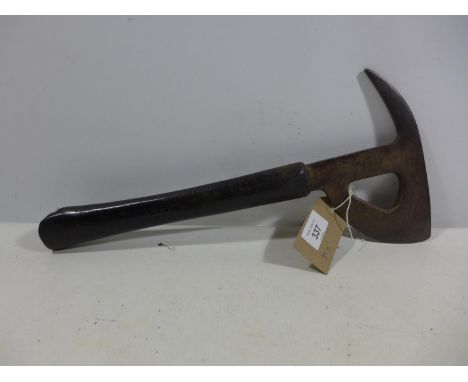 A WORLD WAR II AIR MINISTRY ESCAPE AXE, LENGTH 40CM 