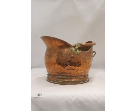 A VINTAGE HAMMERED COPPER COAL SCUTTLE 
