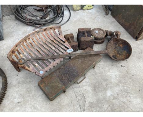 AN ASSORTMENT OF VINTAGE ITEMS TO INCLUDE A FIRE GRATE, WEIGHTS AND A TOW HITCH ETC 