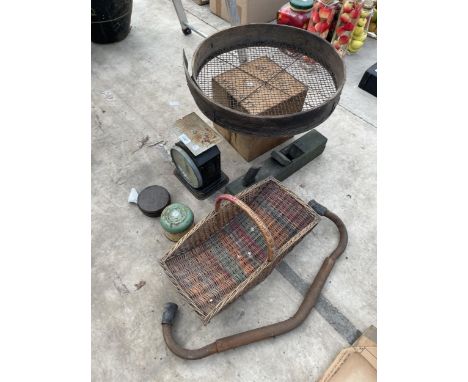 AN ASSORTMENT OF VINTAGE ITEMS TO INCLUDE SCALES, A WOOD PLANE AND A SIEVE ETC 