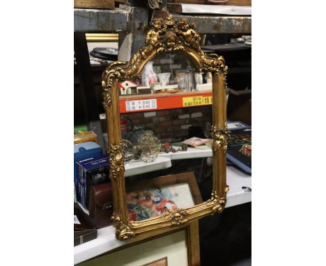 A VINTAGE STYLE GILT FRAMED MIRROR WITH CHERUB DETAIL ON THE FRAME, 34CM X 55CM 