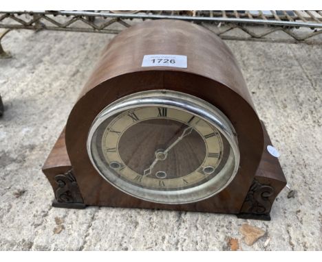 A VINTAGE WOODEN WESTMINISTER CHIMING MANTLE CLOCK 