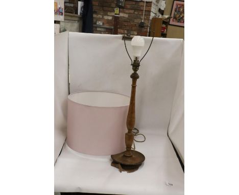 A VINTAGE WOOD TURNED LAMP BASE TOGETHER WITH MODERN SHADE 