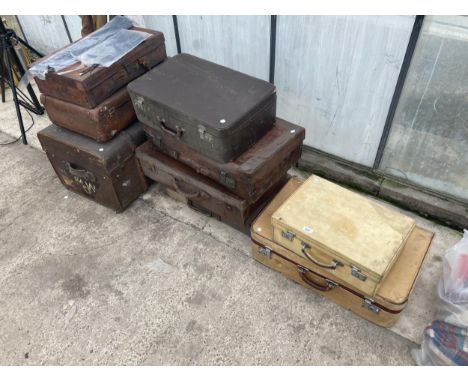 A LARGE ASSORTMENT OF VINTAGE TRAVEL CASES 