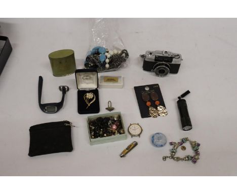 VARIOUS VINTAGE ITEMS TO INCLUDE COSTUME JEWELLERY, CAMERA, WATCHES, FLATWARE ETC 