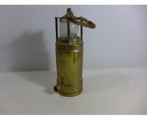 A MID 20TH CENTURY BRASS OLDHAM LAMP, HEIGHT 27CM 