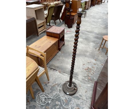 EARLY 20TH CENTURY OAK BARLEY-TWIST STANDARD LAMP 