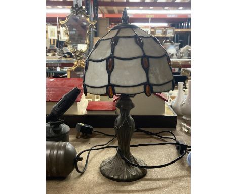 A TIFFANY STYLE TABLE LAMP AND SHADE 