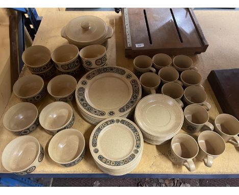 A VINTAGE KILN CRAFT RETRO PART DINNER SERVICE TO INCLUDE A LIDDED TUREEN, VARIOUS SIZES OF PLATES, SOUP BOWLS AND CUPS - 58 