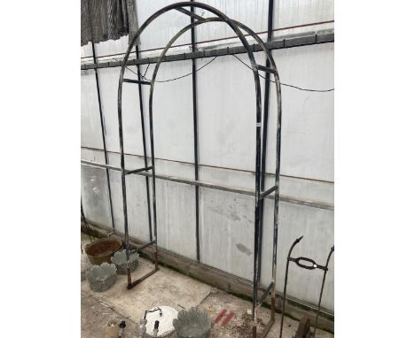 A VINTAGE GALVANISED METAL GARDEN ARCH WAY (H:227CM W:120CM) 