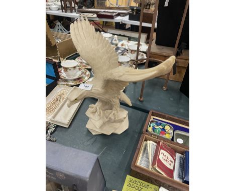 A LARGE RESIN MODEL OF AN EAGLE, HEIGHT 33CM 