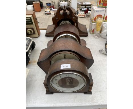 FIVE VINTAGE WOODEN CASED MANTLE CLOCKS TO INCLUDE THREE CHIMING EXAMPLES 