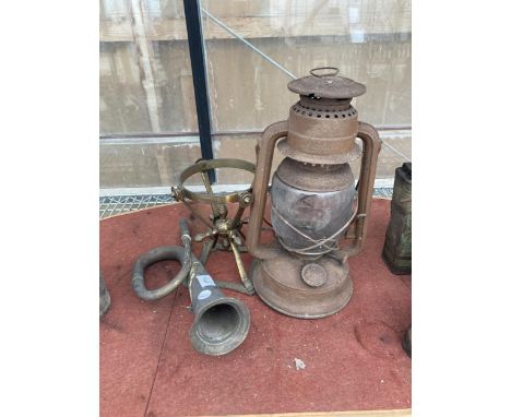THREE VINTAGE ITEMS TO INCLUDE A CAR HORN, BRASS STAND AND PARAFIN LAMP ETC 