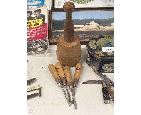 A QUANTITY OF VINTAGE 'MARPLES' WOODEN HANDLED HAND TOOLS PLUS A MALLET 