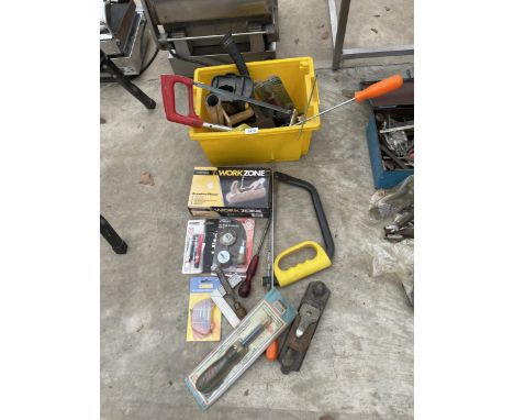 AN ASSORTMENT OF TOOLS TO INCLUDE AN AXE, WOOD PLANES AND WIRE BRUSHES ETC 