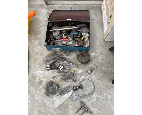 AN ASSORTMENT OF VINTAGE TOOLS TO INCLUDE DRILL CHUCKS, CALIPERS AND CLAMPS ETC 