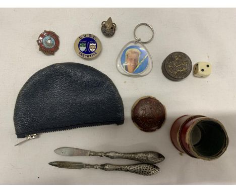 A MIXED VINTAGE LOT TO INCLUDE A BOXED SHOT GLASS, TWO HALLMARKED SILVER MANICURE ITEMS, BADGES, ETC 