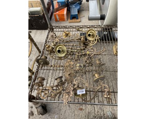 AN ASSORTMENT OF VINTAGE BRASS CANDLE HOLDERS AND WALL PLATES ETC 