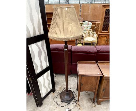 A MID 20TH CENTURY OAK STANDARD LAMP COMPLETE WITH SHADE 