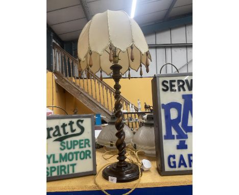 AN OAK BARLEY TWIST TABLE LAMP WITH SHADE WHICH HAS WOODEN HANGLING DROPLETS 