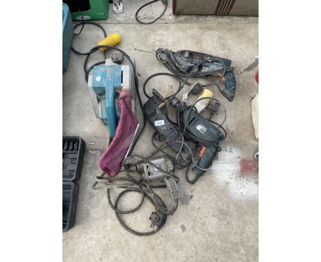 AN ASSORTMENT OF POWER TOOLS TO INCLUDE A BLACK AND DECKER DETAIL SANDER, THREE DRILLS AND A 110V WOOD PLANE ETC 