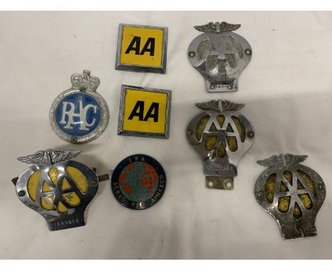 A COLLECTION OF VINTAGE CAR BADGES TO INCLUDE THE AA AND RAC 