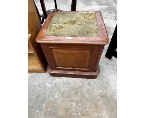 A VICTORIAN MAHOGANY BOX COMMODE 
