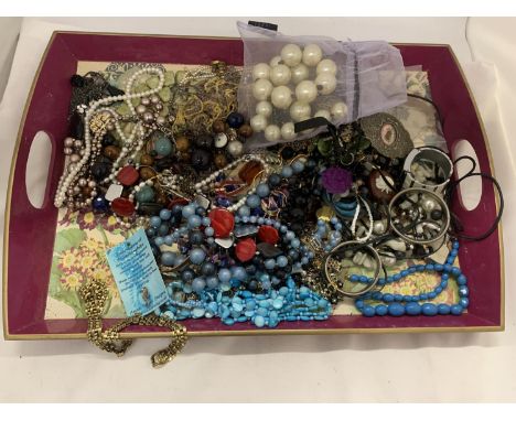 A QUANTITY OF COSTUME JEWELLERY TO INCLUDE NECKLACES, BRACELETS, EARRINGS, ETC ON A VINTAGE TRAY 