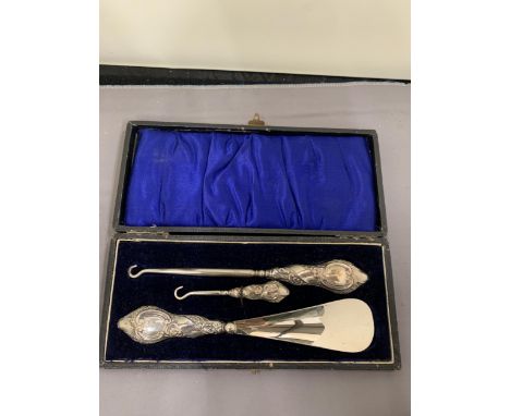 A VINTAGE BOXED SET CONTAINING A SHOE HORN AND BUTTON HOOKS 