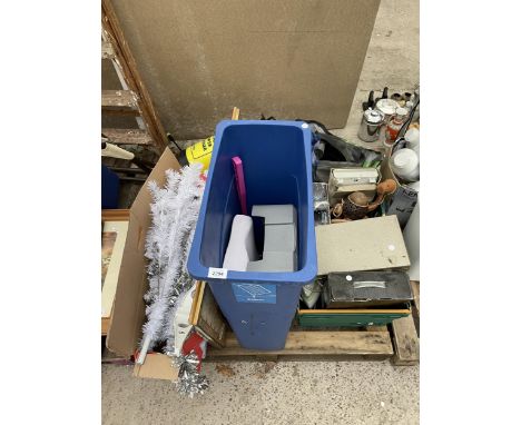 AN ASSORTMENT OF HOUSEHOLD CLEARANCE ITEMS TO INCLUDE TOOLS AND ELECTRICALS ETC 
