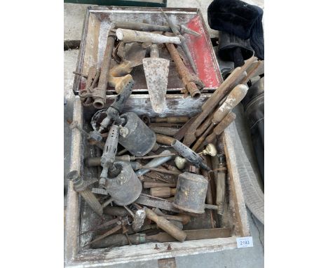AN ASSORTMENT OF VINTAGE TOOLS TO INCLUDE BLOW TORCHES AND PICKS ETC 